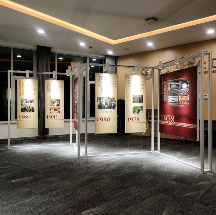 深圳展覽展板制作廠(chǎng)家——畫(huà)展展示架、廣告折疊屏風(fēng)展架、八棱柱展覽、畫(huà)廊校園掛畫(huà)、隔斷書(shū)畫(huà)展板