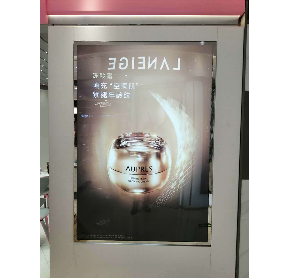 深圳現(xiàn)代裝飾時(shí)尚墻UV燈片燈箱布制作