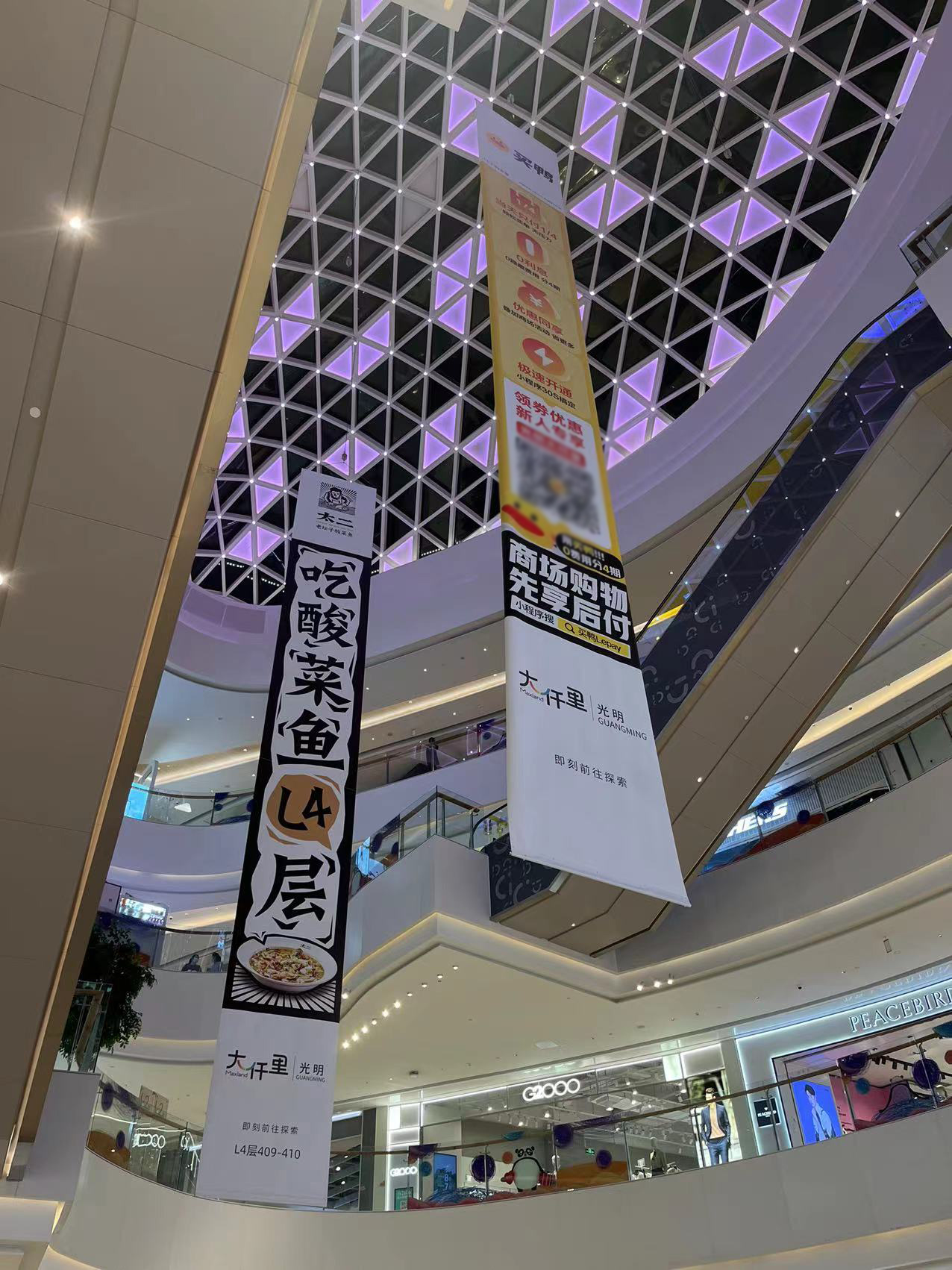 UV雙面網(wǎng)格布、夾黑雙噴布、噴繪售樓4S店吊旗、商場吊幔、櫥窗掛畫海報(bào)